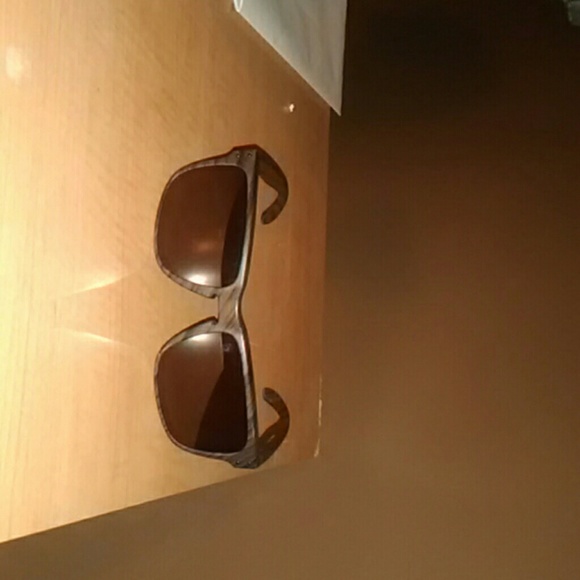 Sun Glasses - Picture 2 of 3